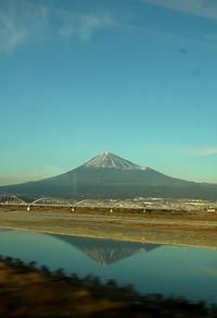 Le mont Fuji vu d'un train en marche